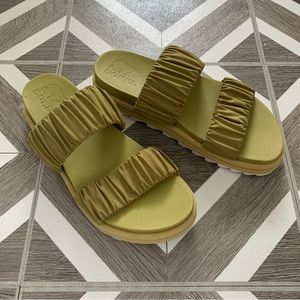 NIB sorel olive green sandals